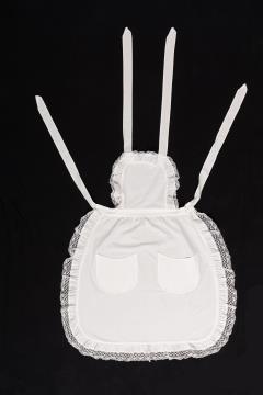 Ženski predpasnik, okrašen z volanci in čipkami, mlajši izdelek.